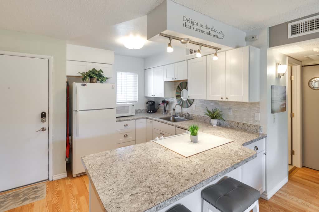 Walk to Lake, Dining & Shops: Lake Havasu Condo