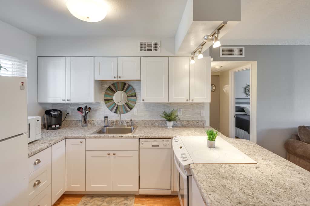 Walk to Lake, Dining & Shops: Lake Havasu Condo