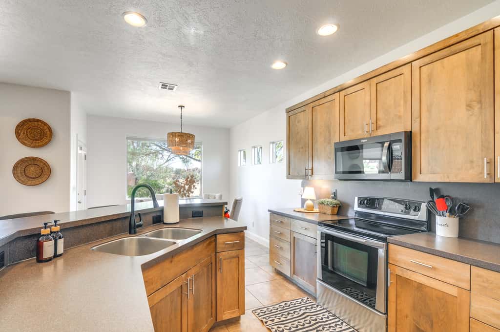 Zion Area Home w/ Scenic Views & Private Hot Tub!