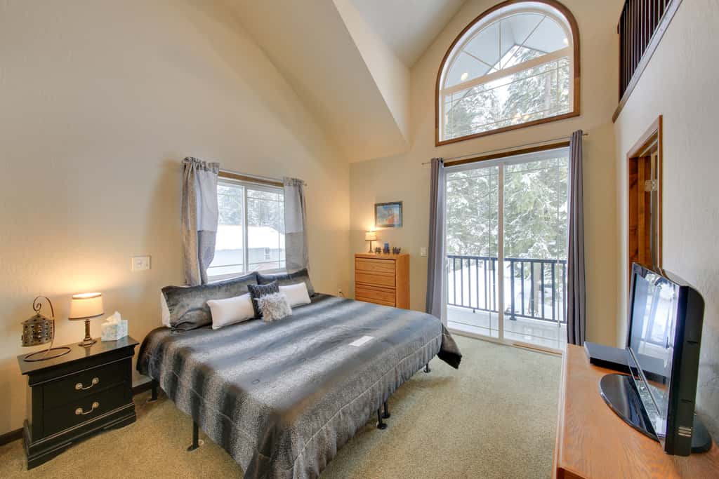 Expansive Group Lake House w/ Private Hot Tub!