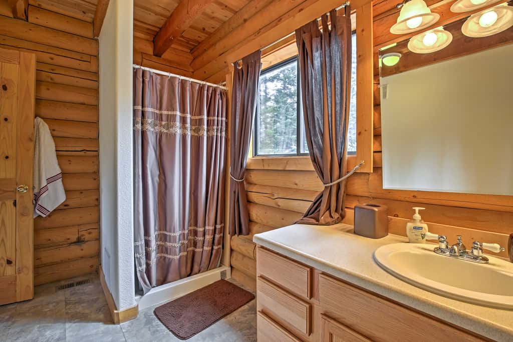 Expansive Alma Cabin w/ Hot Tub & Mountain Views!