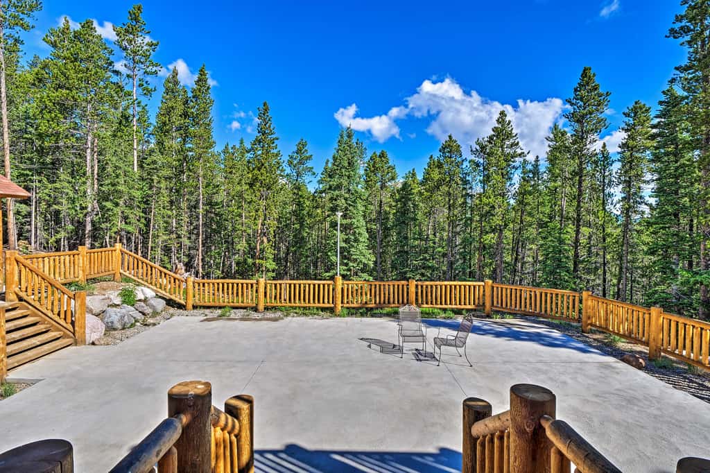 Expansive Alma Cabin w/ Hot Tub & Mountain Views!