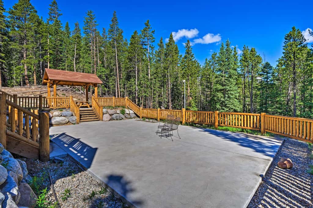 Expansive Alma Cabin w/ Hot Tub & Mountain Views!