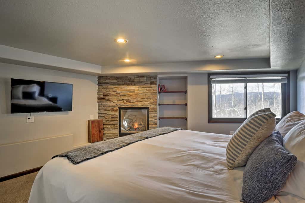 Spacious Fairplay Cabin w/ Views ~ 21 Mi to Breck!