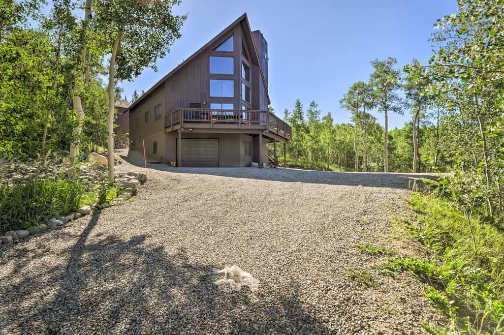 Spacious Fairplay Cabin w/ Views ~ 21 Mi to Breck!