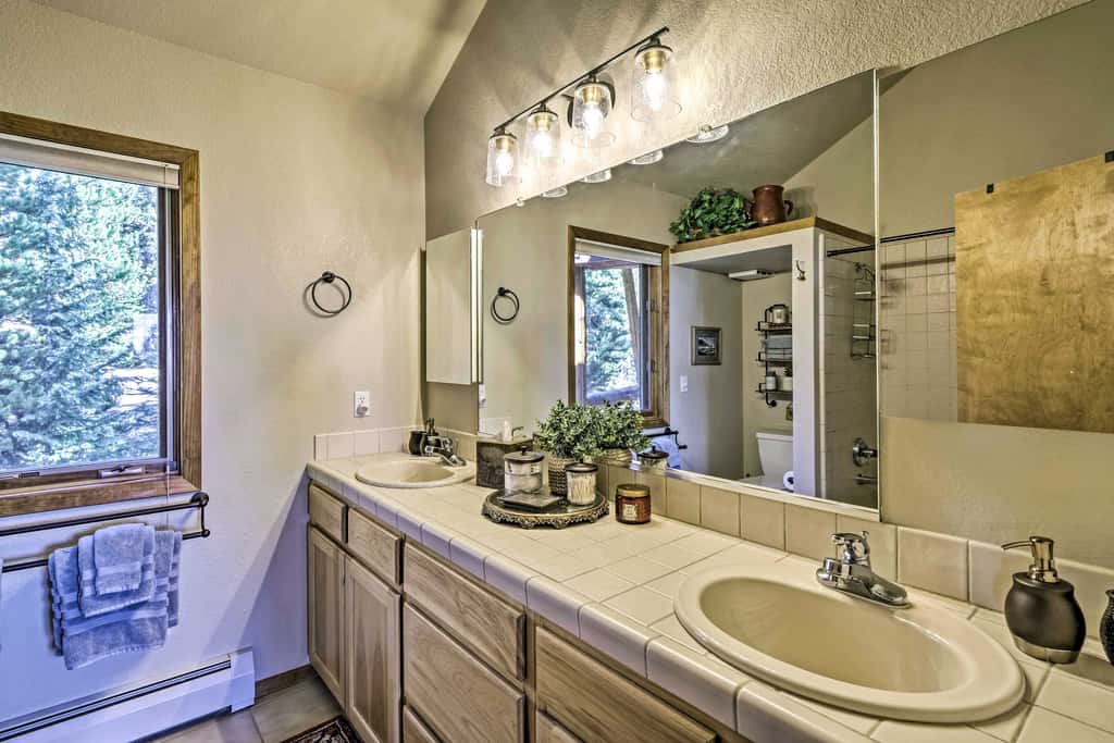 Spacious Fairplay Retreat w/ Hot Tub & Fire Pit!