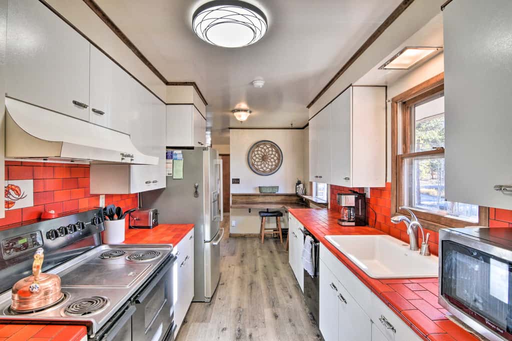 Charming Leadville Retreat w/ Private Hot Tub