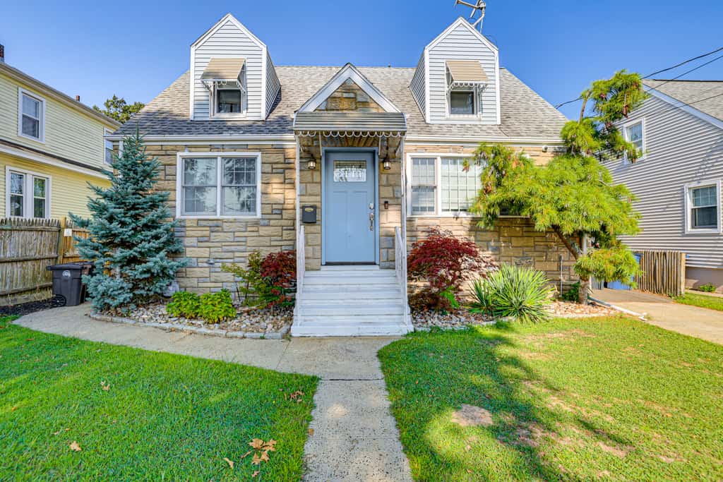 Near Yale & Winter Fun: New Haven Home w/ Hot Tub!