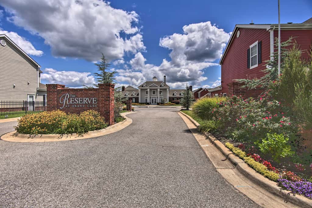 Walk to Lake + Pool Access! Family Gem in Afton