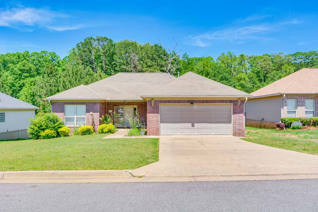 11 Mi to Dtwn Little Rock: Home w/ Large Deck!