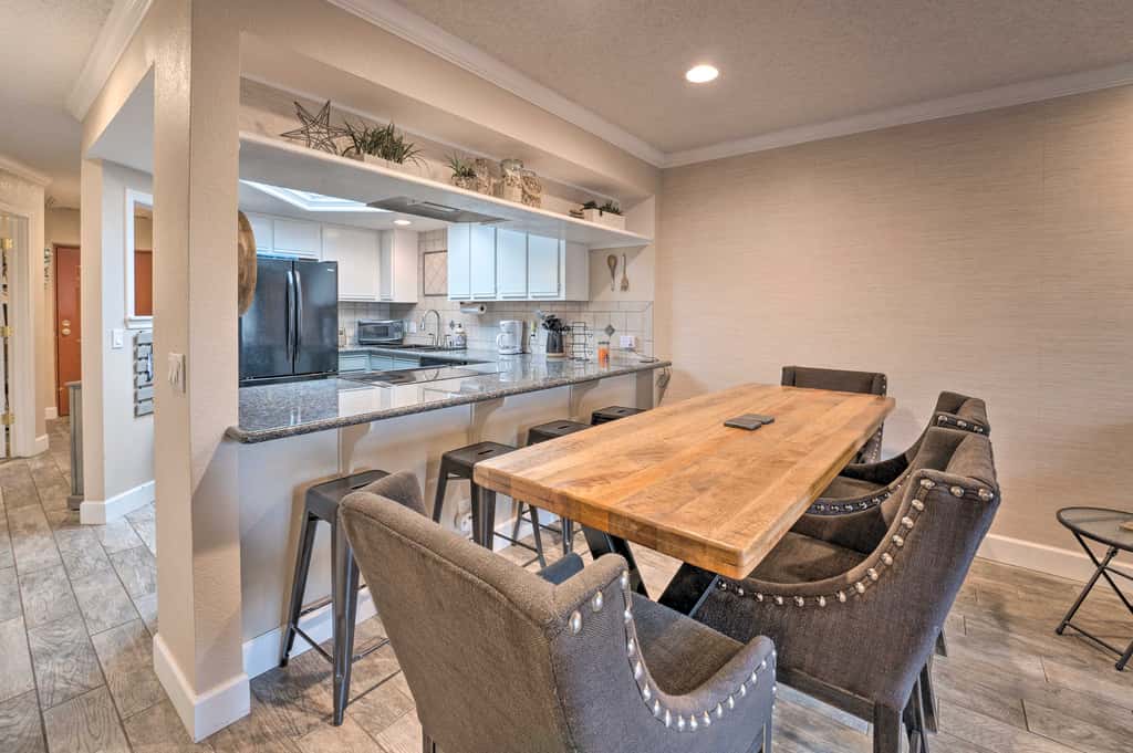 Walk to Beach: Lake Havasu Condo w/ Pool Access