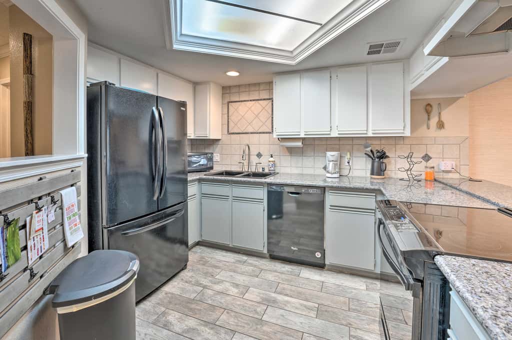 Walk to Beach: Lake Havasu Condo w/ Pool Access
