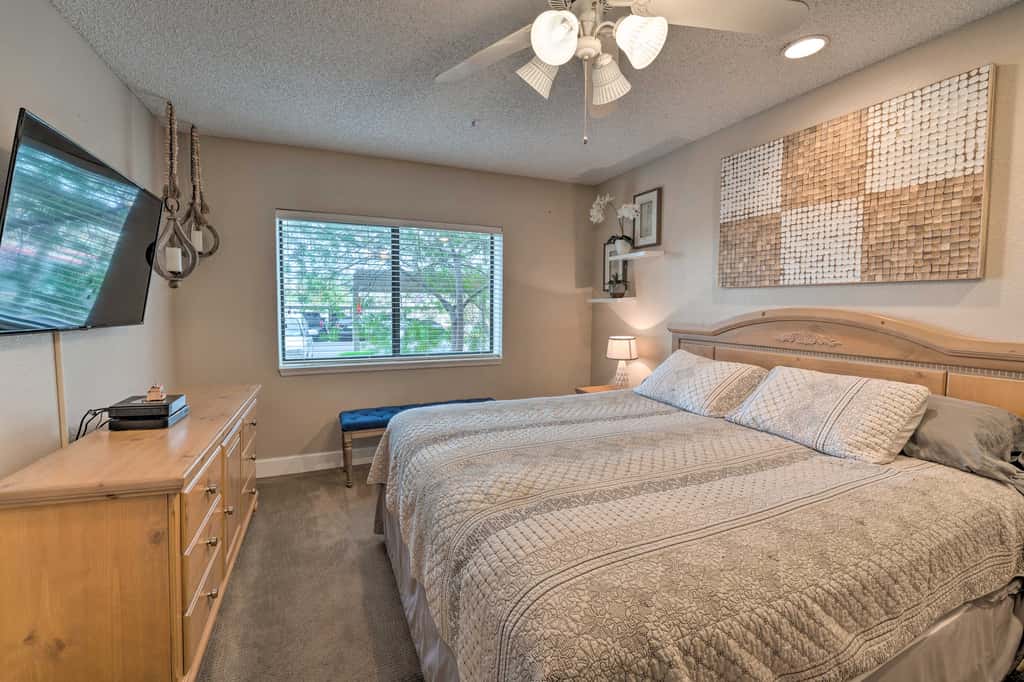 Walk to Beach: Lake Havasu Condo w/ Pool Access