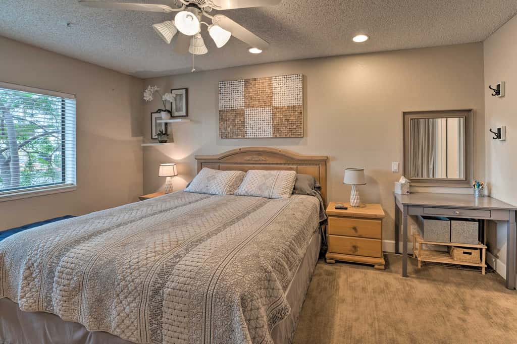 Walk to Beach: Lake Havasu Condo w/ Pool Access