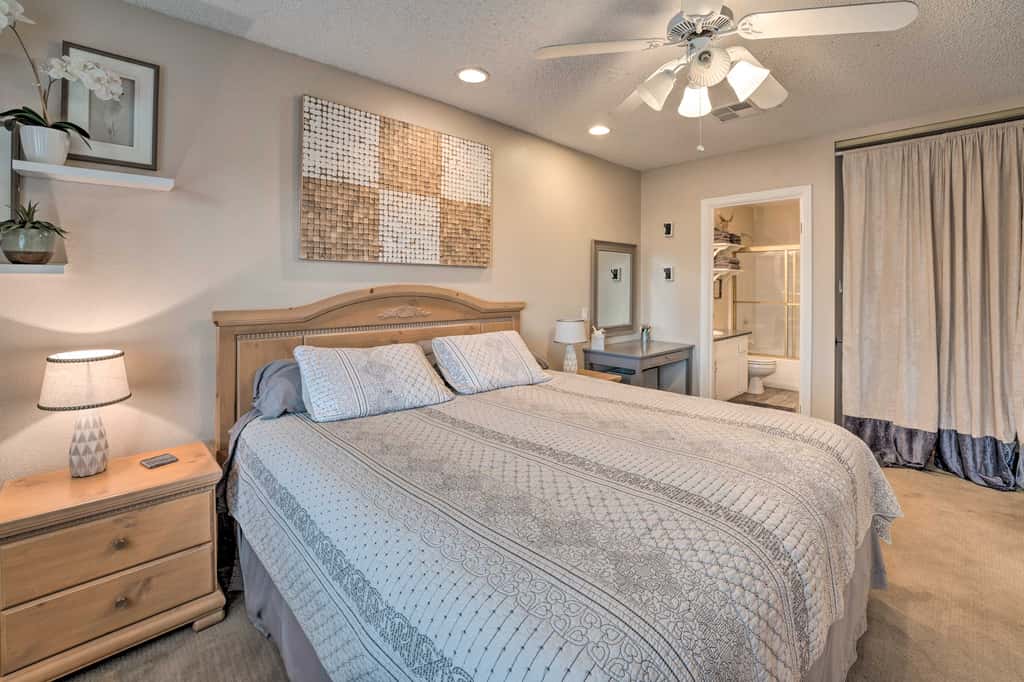 Walk to Beach: Lake Havasu Condo w/ Pool Access
