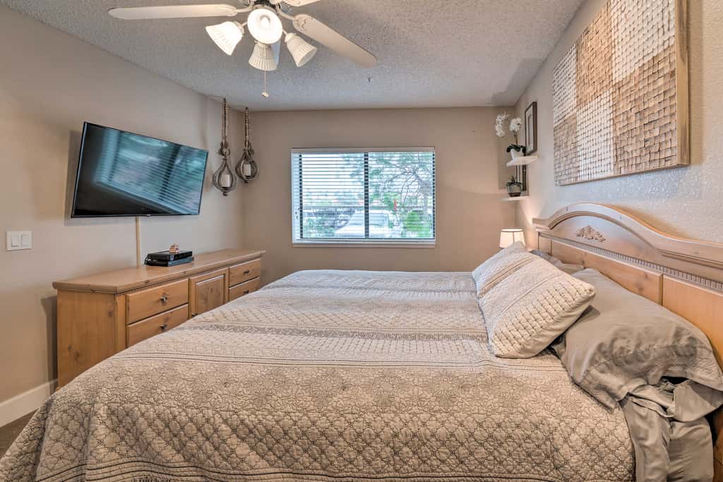 Walk to Beach: Lake Havasu Condo w/ Pool Access