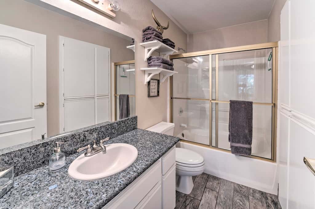 Walk to Beach: Lake Havasu Condo w/ Pool Access