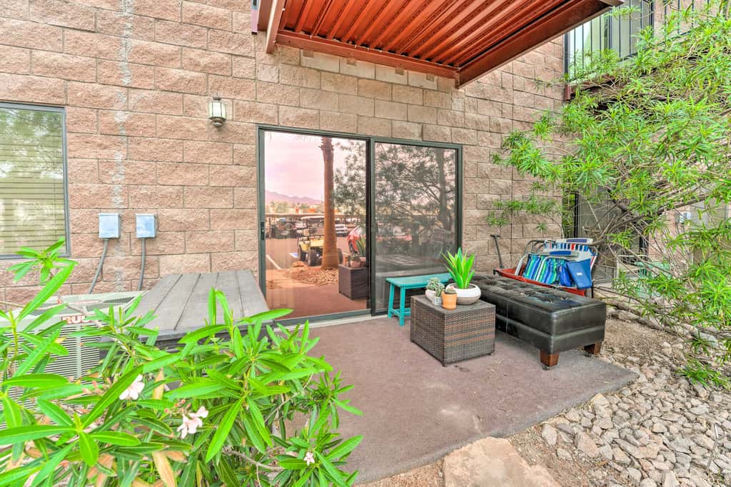 Walk to Beach: Lake Havasu Condo w/ Pool Access