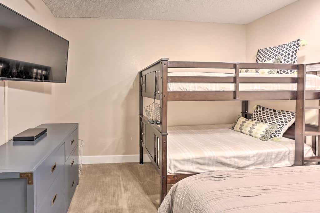 Walk to Beach: Lake Havasu Condo w/ Pool Access
