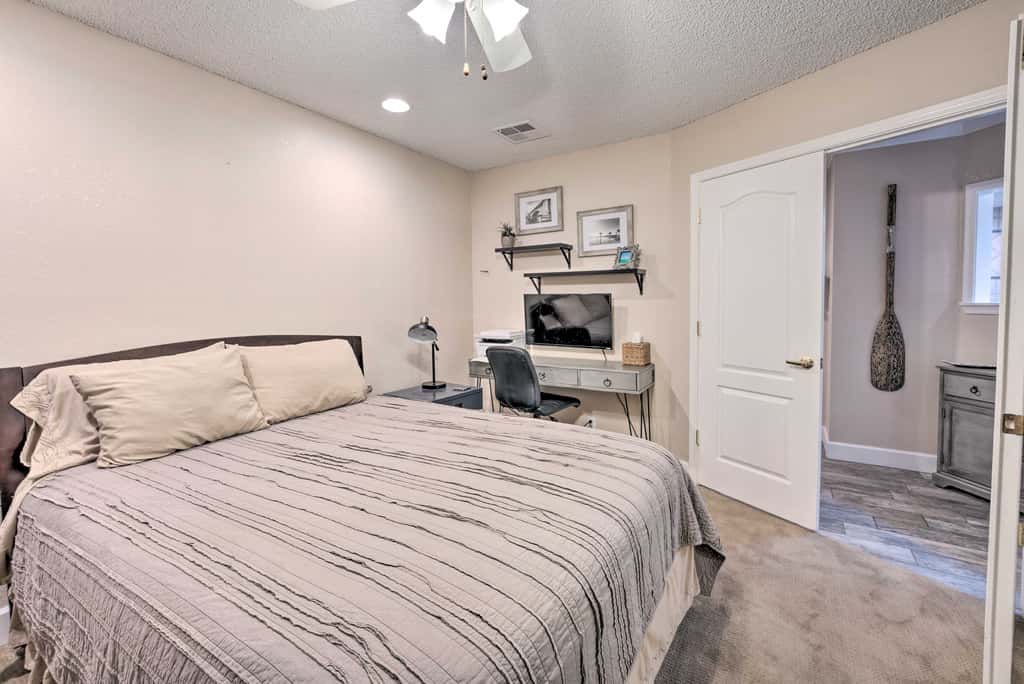 Walk to Beach: Lake Havasu Condo w/ Pool Access