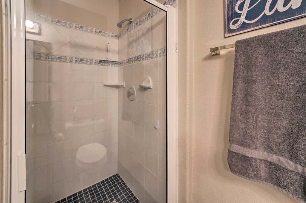 Walk to Beach: Lake Havasu Condo w/ Pool Access