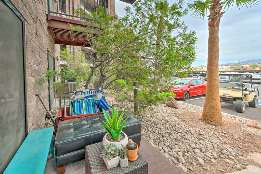 Walk to Beach: Lake Havasu Condo w/ Pool Access