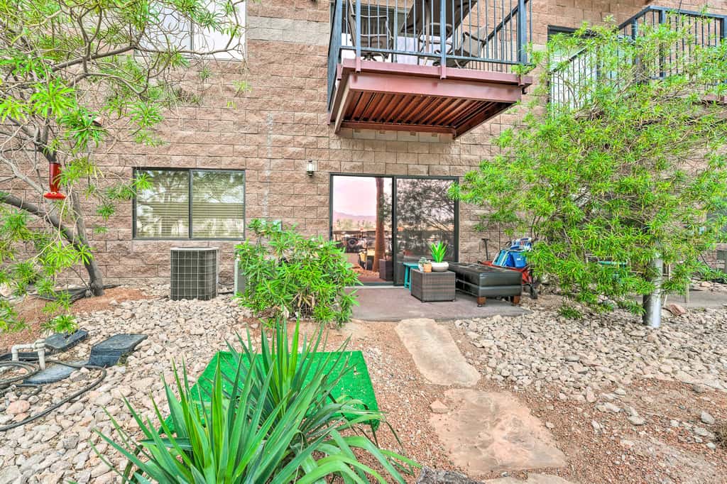 Walk to Beach: Lake Havasu Condo w/ Pool Access