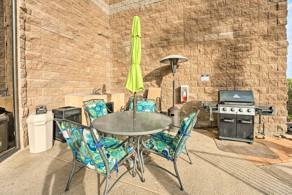 Walk to Beach: Lake Havasu Condo w/ Pool Access