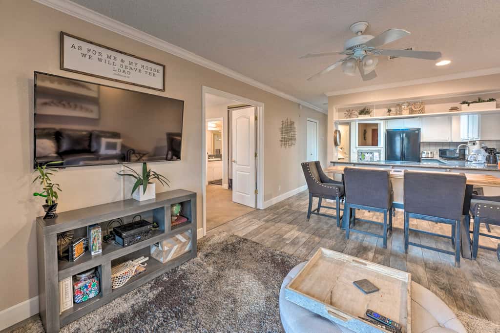 Walk to Beach: Lake Havasu Condo w/ Pool Access