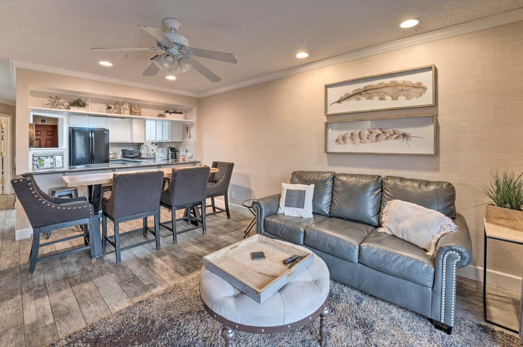 Walk to Beach: Lake Havasu Condo w/ Pool Access