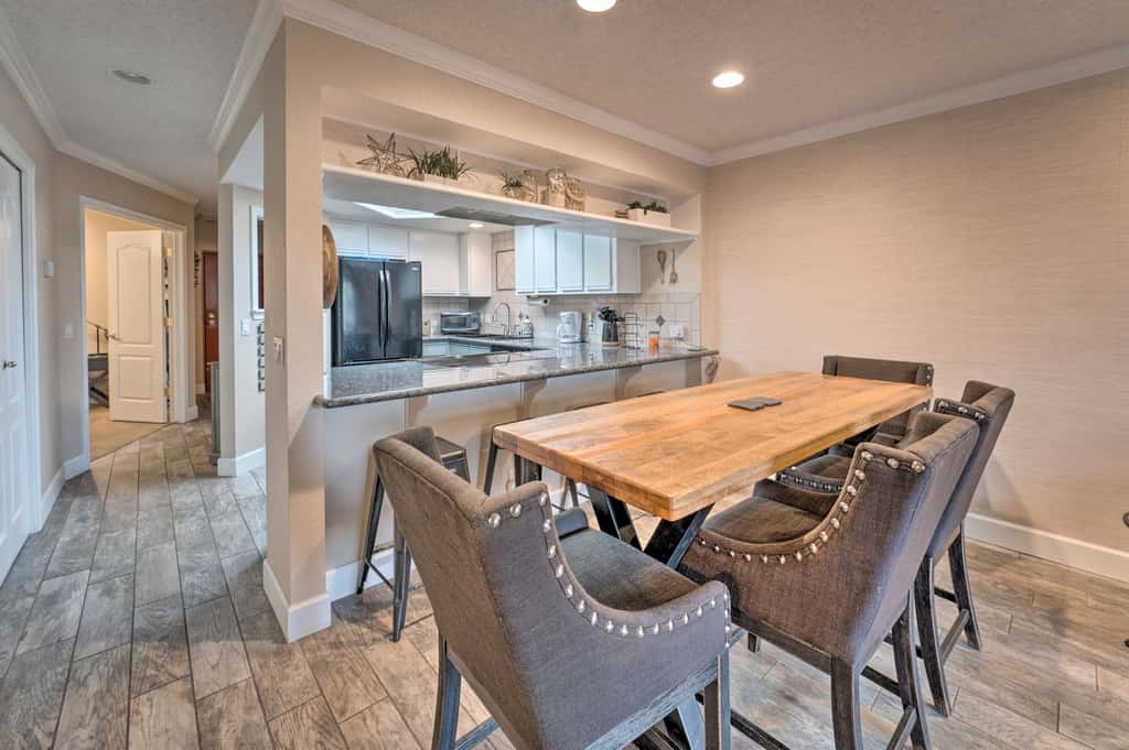 Walk to Beach: Lake Havasu Condo w/ Pool Access