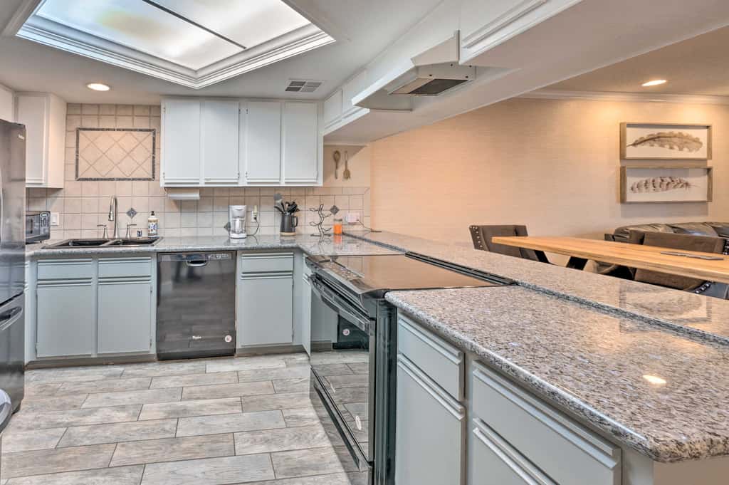 Walk to Beach: Lake Havasu Condo w/ Pool Access