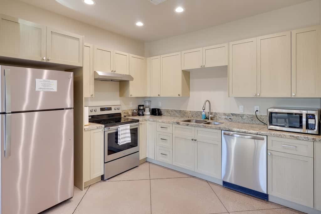 Golf, Hike & Boat! Bright Lake Havasu City Apt
