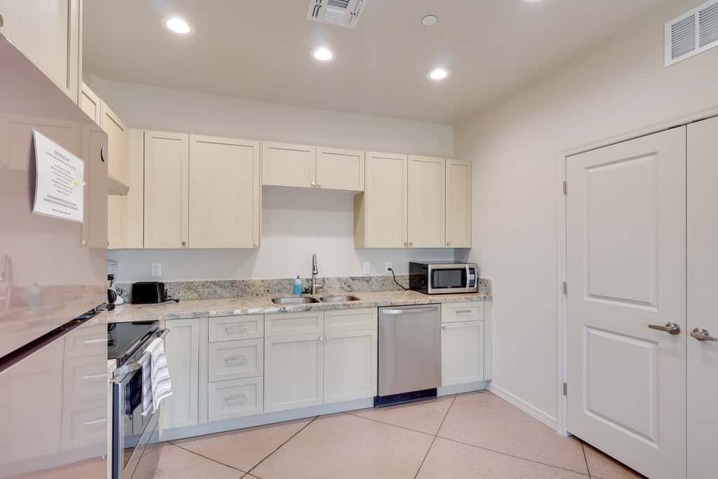 Golf, Hike & Boat! Bright Lake Havasu City Apt