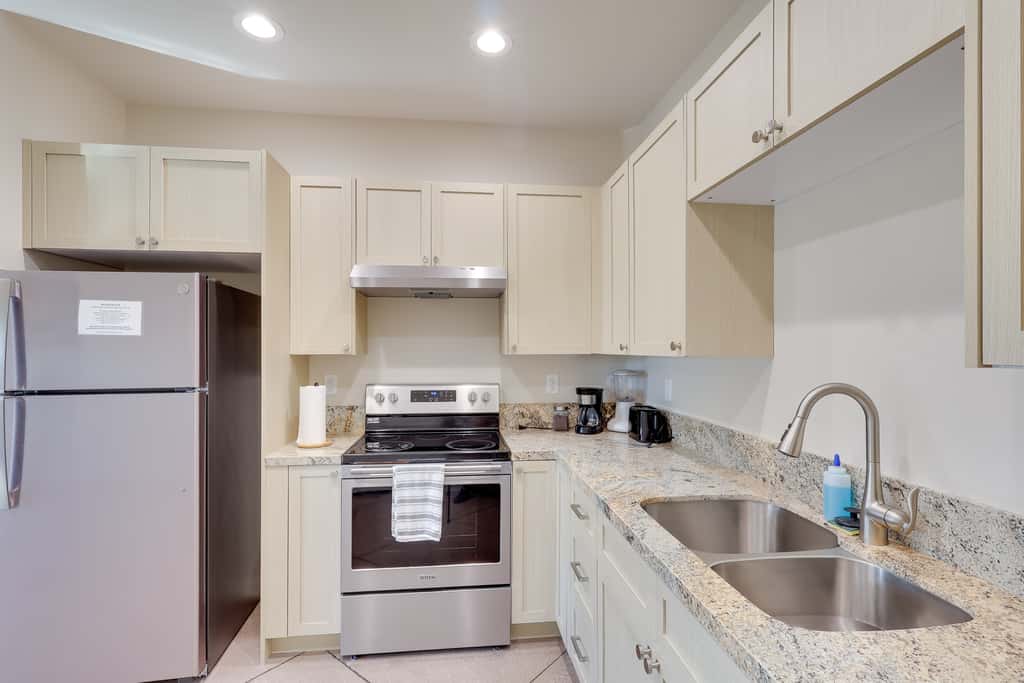 Golf, Hike & Boat! Bright Lake Havasu City Apt