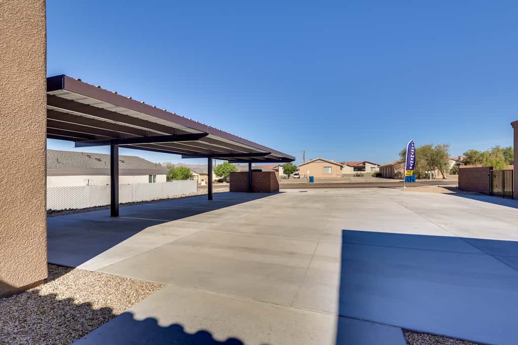 Golf, Hike & Boat! Bright Lake Havasu City Apt