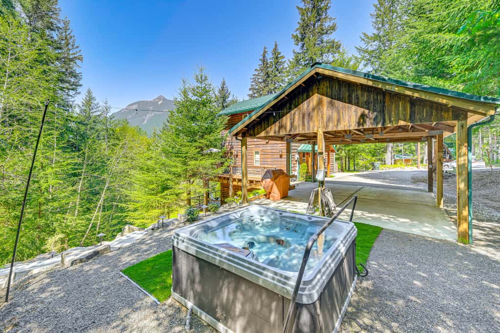 'Grizzly Tower' Packwood Cabin w/ Hot Tub!