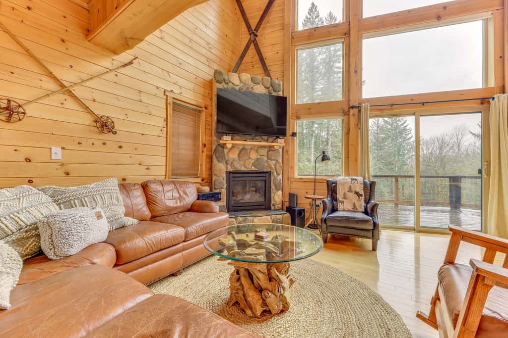'Grizzly Tower' Packwood Cabin w/ Hot Tub!