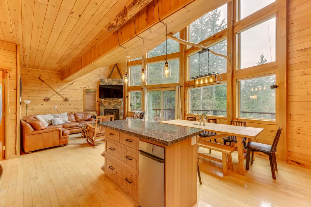 'Grizzly Tower' Packwood Cabin w/ Hot Tub!