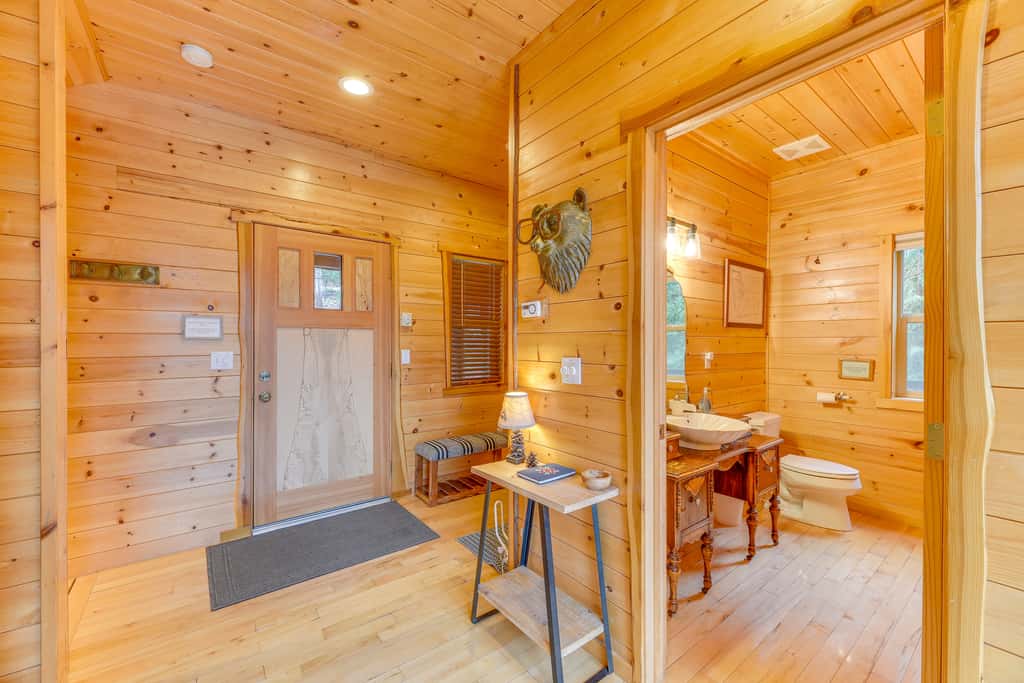 'Grizzly Tower' Packwood Cabin w/ Hot Tub!