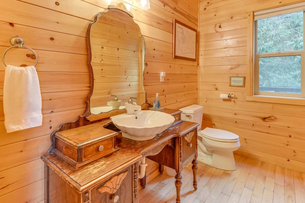 'Grizzly Tower' Packwood Cabin w/ Hot Tub!