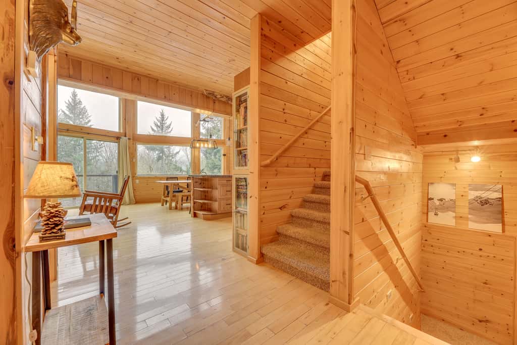 'Grizzly Tower' Packwood Cabin w/ Hot Tub!