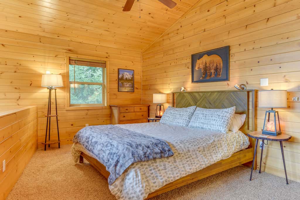'Grizzly Tower' Packwood Cabin w/ Hot Tub!