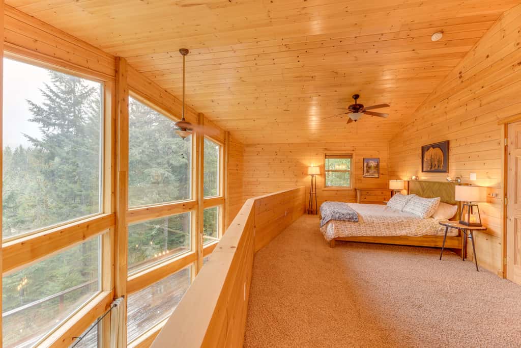 'Grizzly Tower' Packwood Cabin w/ Hot Tub!