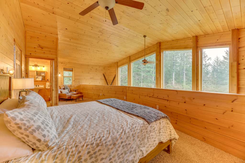 'Grizzly Tower' Packwood Cabin w/ Hot Tub!
