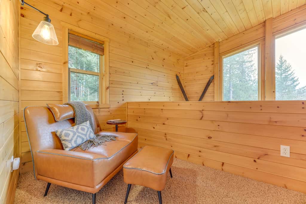 'Grizzly Tower' Packwood Cabin w/ Hot Tub!