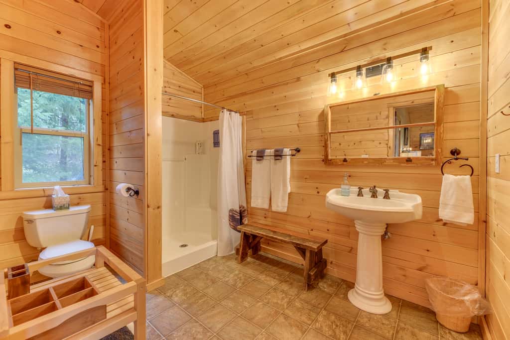 'Grizzly Tower' Packwood Cabin w/ Hot Tub!