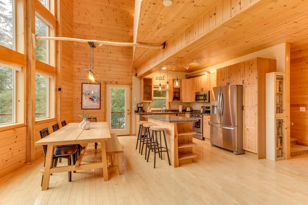 'Grizzly Tower' Packwood Cabin w/ Hot Tub!