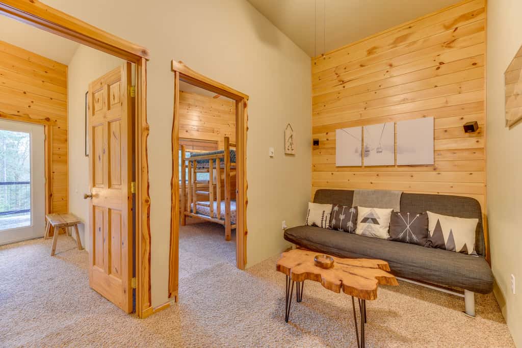'Grizzly Tower' Packwood Cabin w/ Hot Tub!