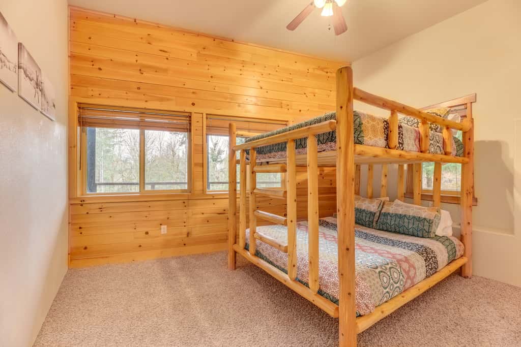 'Grizzly Tower' Packwood Cabin w/ Hot Tub!